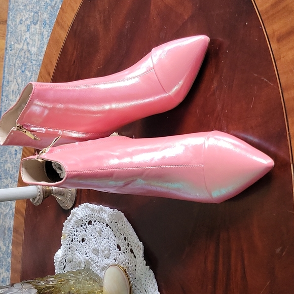 XYD Shoes - NIB XYD KITTEN HEEL BOOTIES